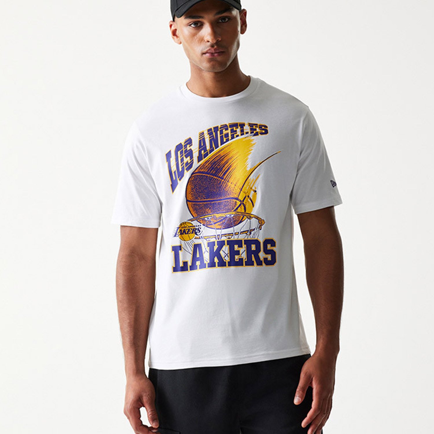 New Era M NBA Ball Graphic Reg Tee LOSLAK WHI (60771534)